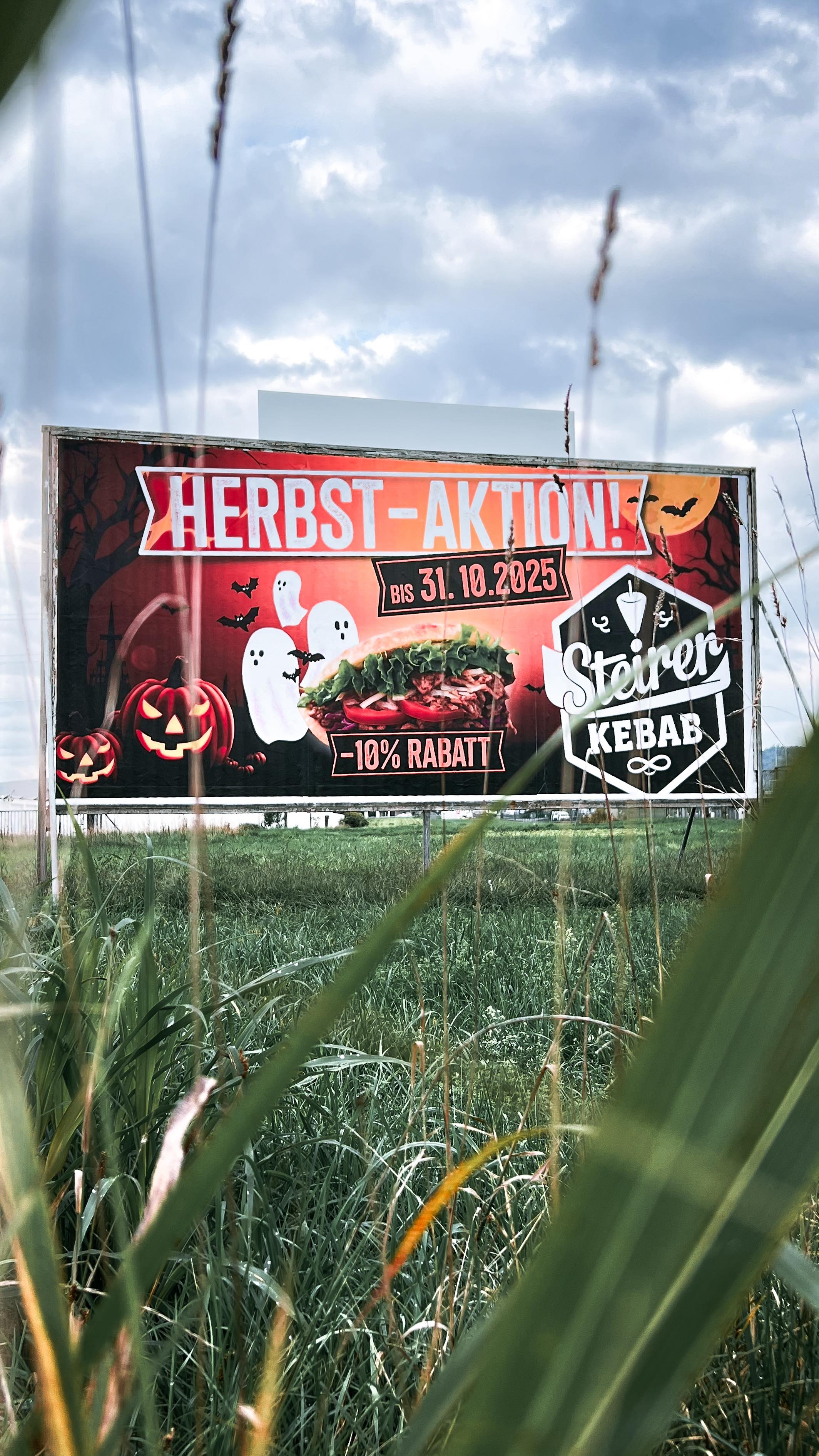 Booo! 🎃👻 
Seit gestern hängt mein zweites 24-Bogen-Plakat für den @steirerkebab am »Leibnitzer Timesquare«… Dieses Mal im Halloween-Look 🎃👻 – passend zur Herbst-Aktion: -10% auf Kebab im Oktober. 

Und ja… 😅 ich hab mich tatsächlich in die Wiese dahinter gehockt, um es mit Kamera und ein bisschen Bokeh einzufangen. 🌱🙈
Das Gefühl, die eigenen Designs so groß auf der Straße zu sehen → unbezahlbar. 💚

Music: Haunted Halloween by newsense (via Envato Elements)
Design, Videos & Fotos: @farb_gefuehl 
Auftrag: via premium-plakat | @steirerkebab 

#farbgefühl #meinmoment #24bogen #grossformat #plakatdesign #werbeagentur #steiermark #leibnitz #grafikdesign #brandingmitgefühl #plakatwerbung #outofhome #oohadvertising #steirerkebab #herbstaktion #halloween2025 #rabattaktion #kampagnendesign #werbungmitherz #kreativagentur #visuellesmarketing #meinwerk #leidenschaftfürdesign #halloweenvibes #werbungdieauffällt