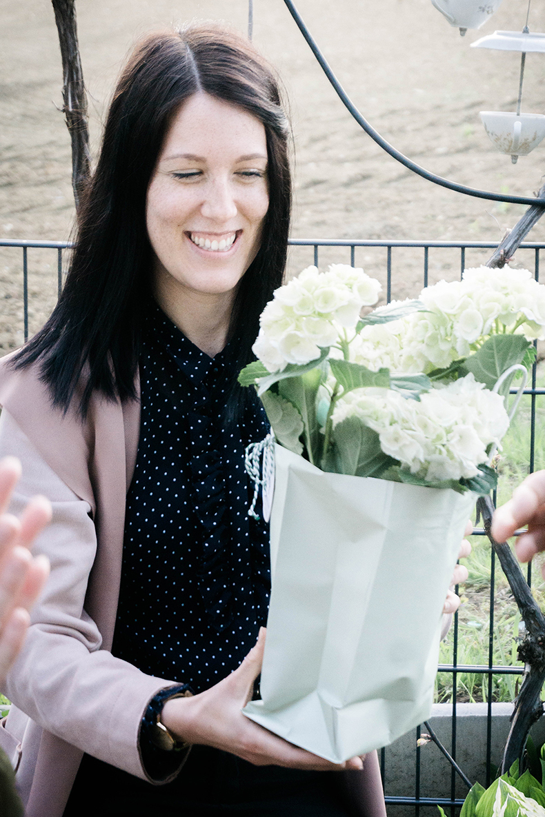 Gewinnerin einer Babyparty hält Blumen