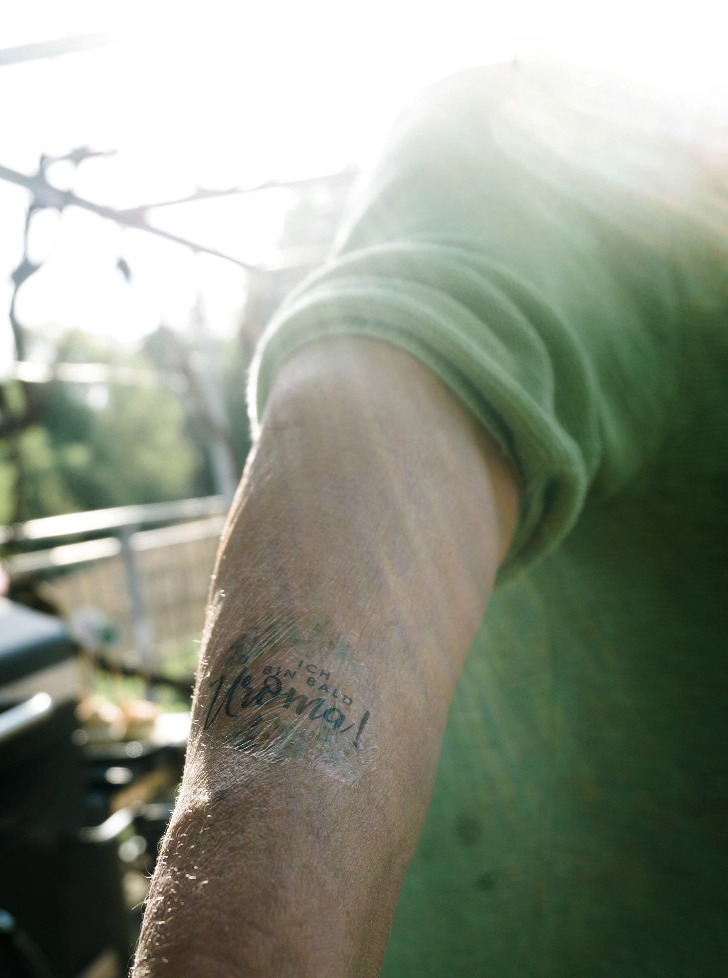 Tattoo mit dem Schriftzug 'Ich werde Uroma' auf weicher Haut