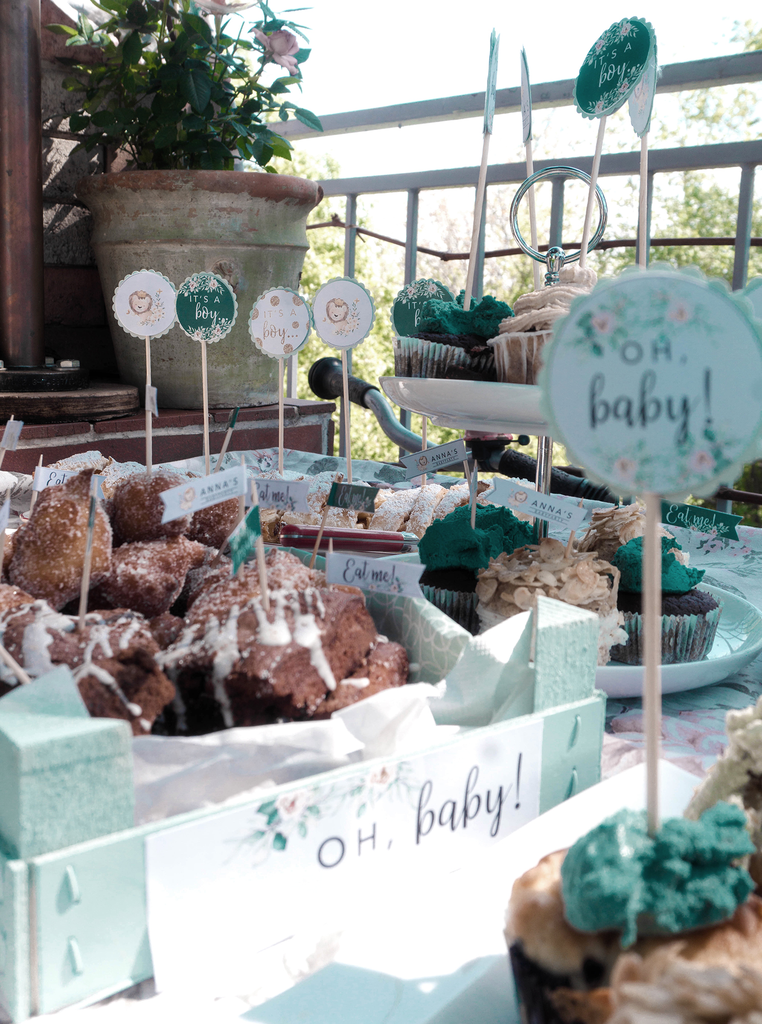 Leckere Auswahl an Kuchen, Muffins und Brownies bei einer Babyparty