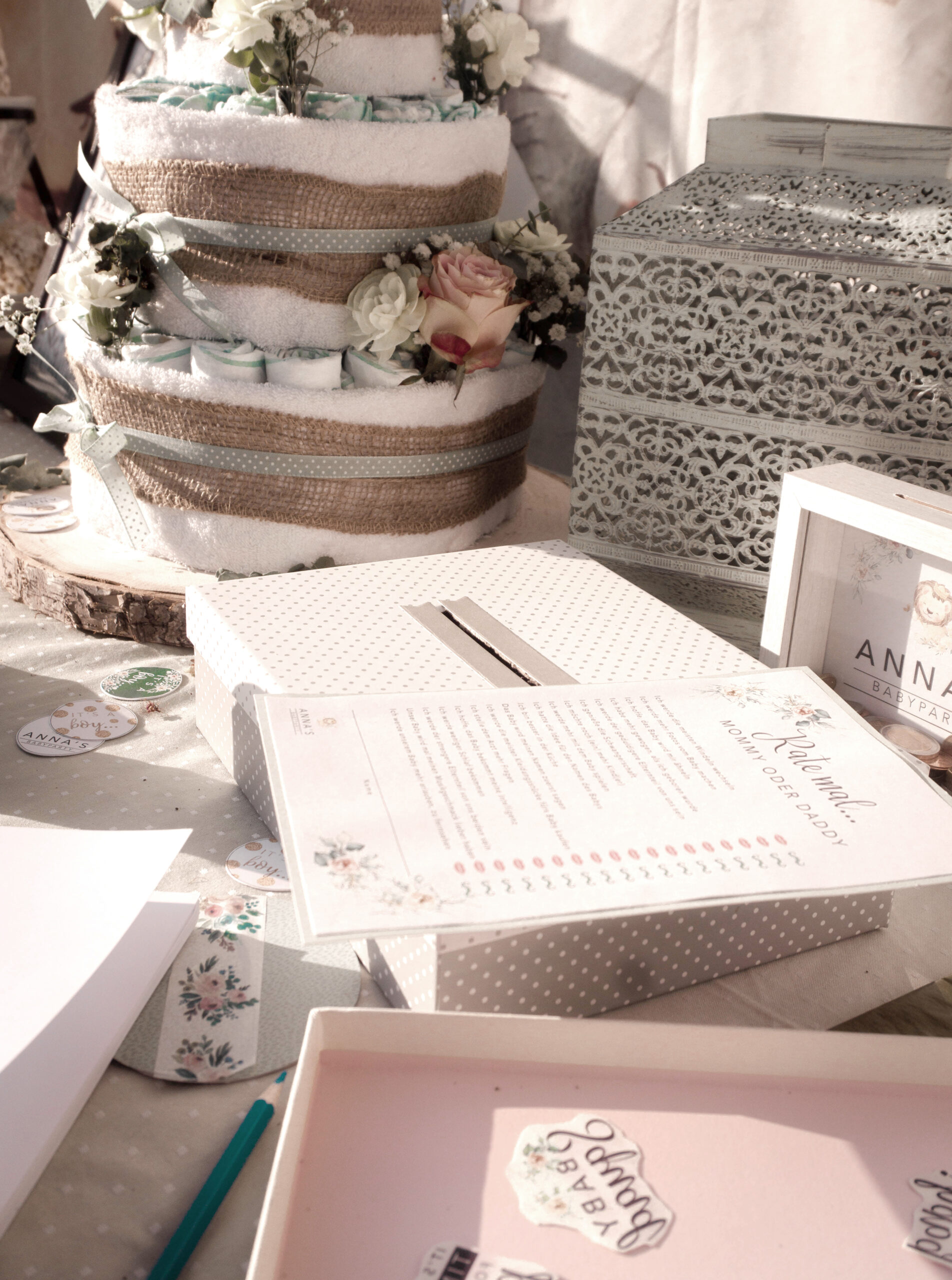 Windeltorte für eine Babyparty mit verschiedenen Dekoartikeln