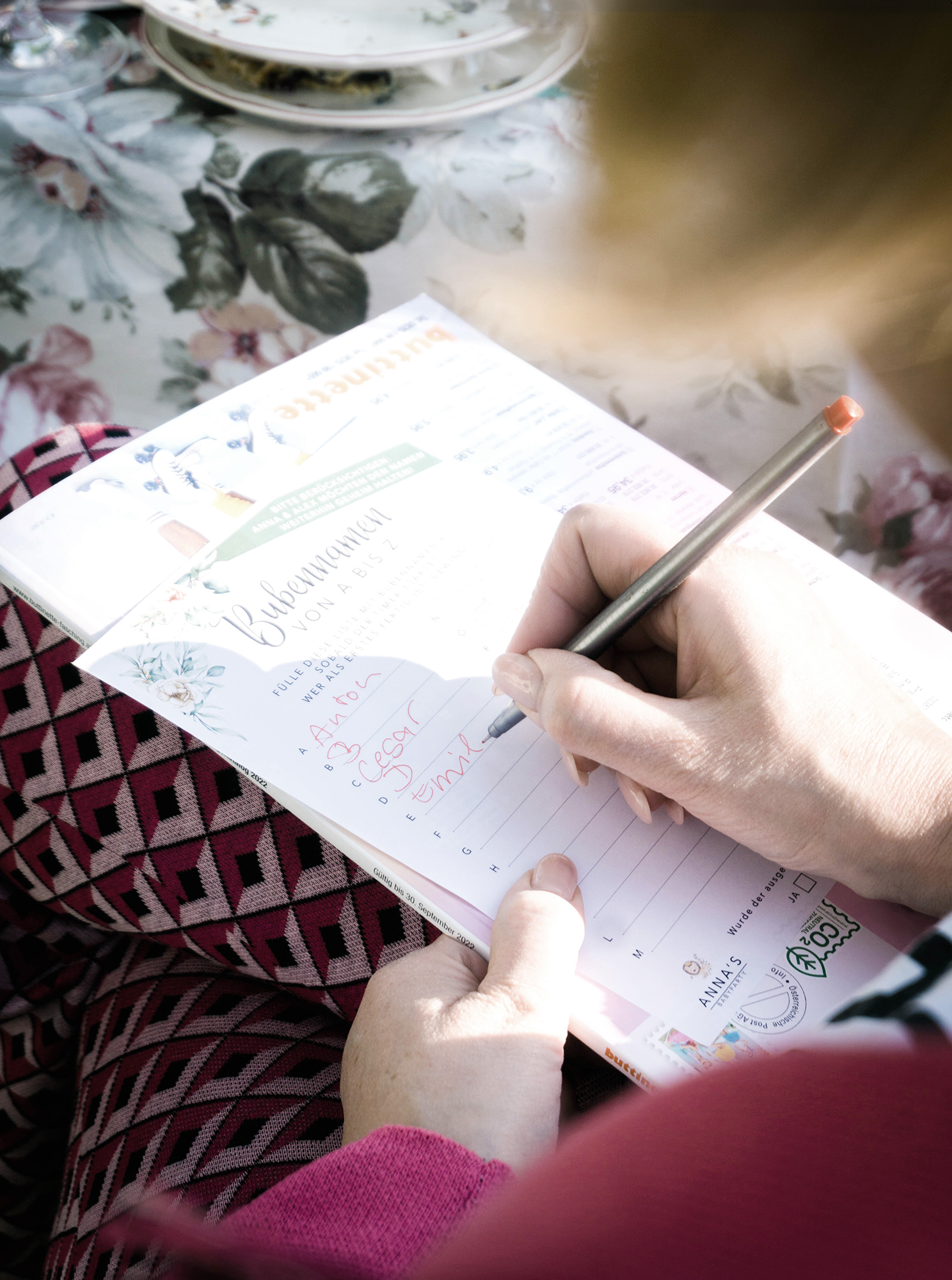 Babyshower-Aktivität: Babynamen raten mit Zettel und Stift