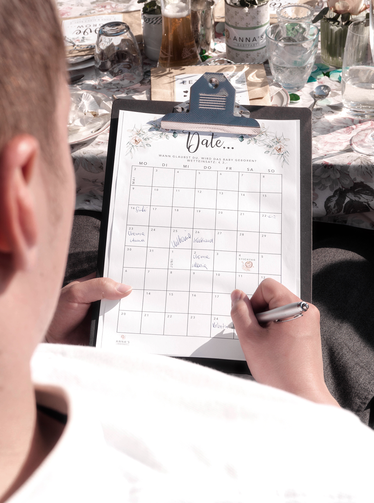 Babyshower Ratespiel 'Rate the Date' mit Kalenderblättern und Stiften