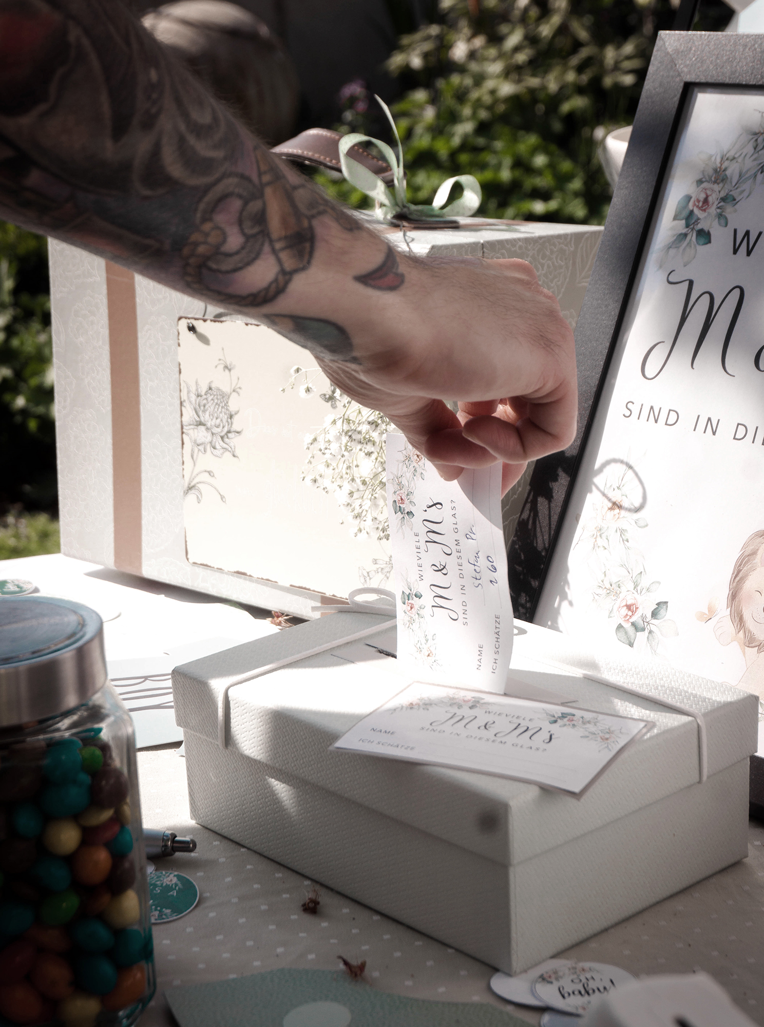 Babyshower Schätzspiel mit Gläsern und bunten Süßigkeiten