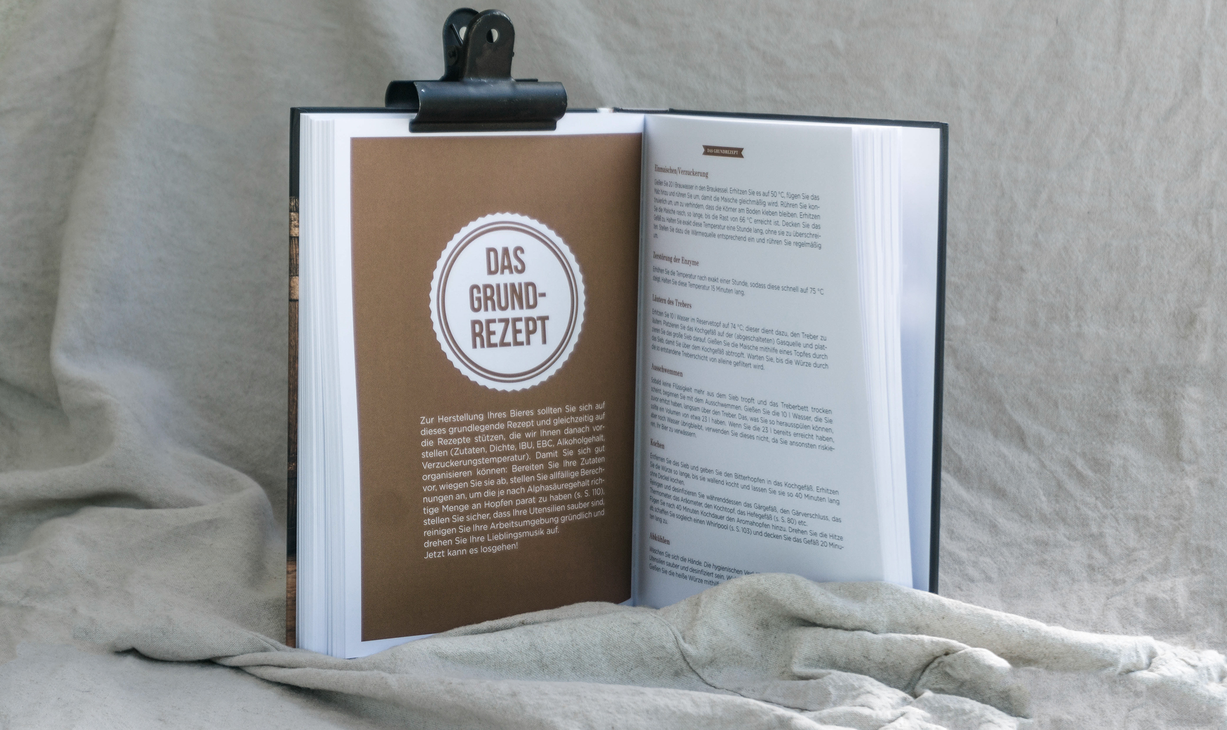 Aufgeschlagenes Buch Geheimnisse des Brauens Kapitel: Das Grundrezept
