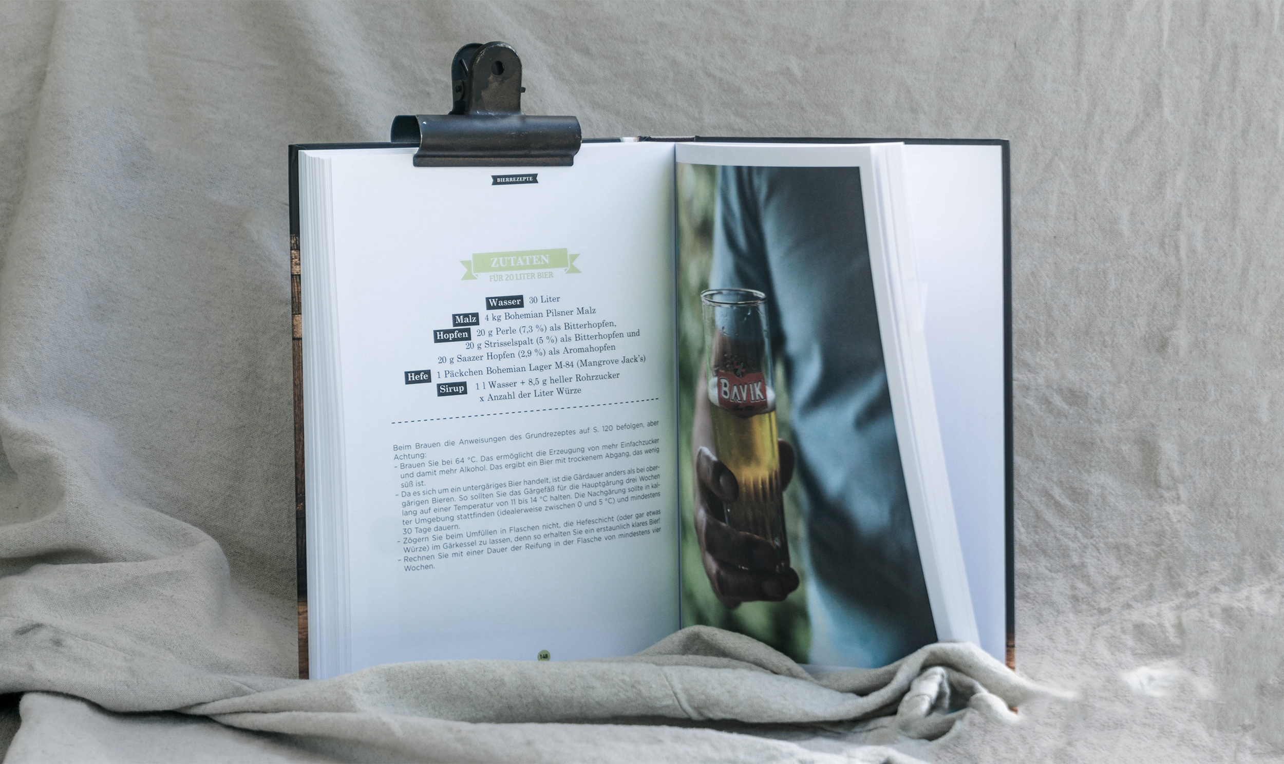 Aufgeschlagenes Buch Geheimnisse des Brauens Rezept Zutaten für 20 Liter Bier