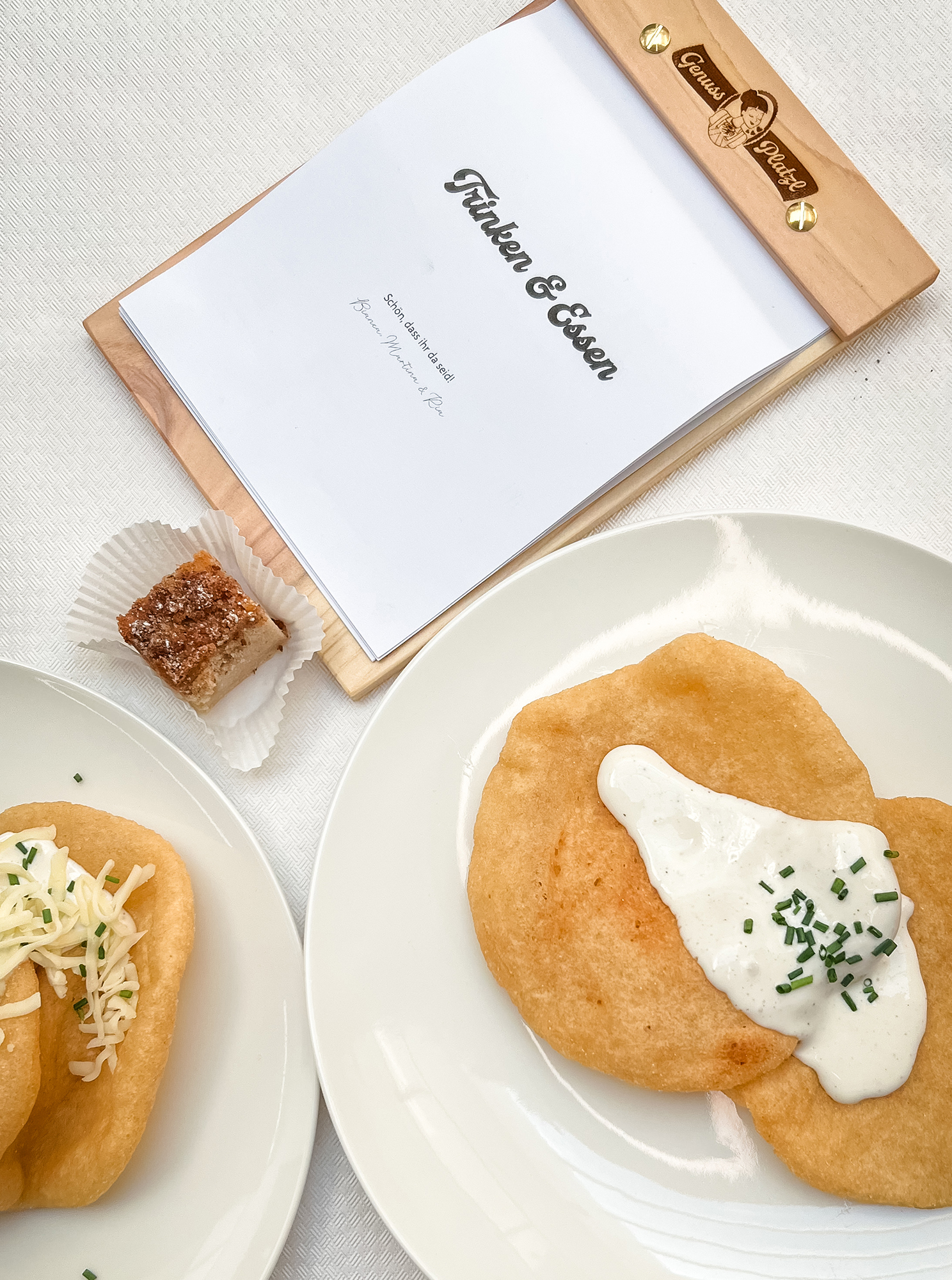 gebrandete Speisekarte und Teller mit glutenfreiem Langos im Café Genussplatzl Ilz