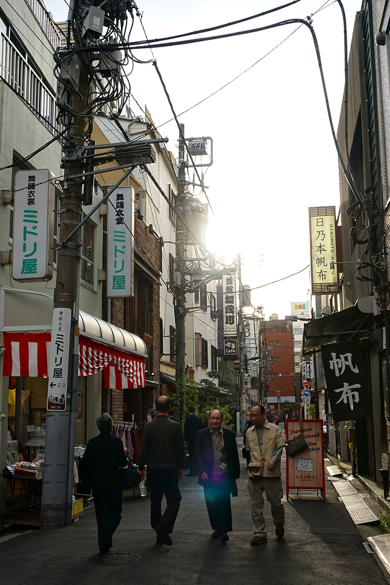 Sonnenuntergang in Tokio Asakusa während der Goldenen Stunde