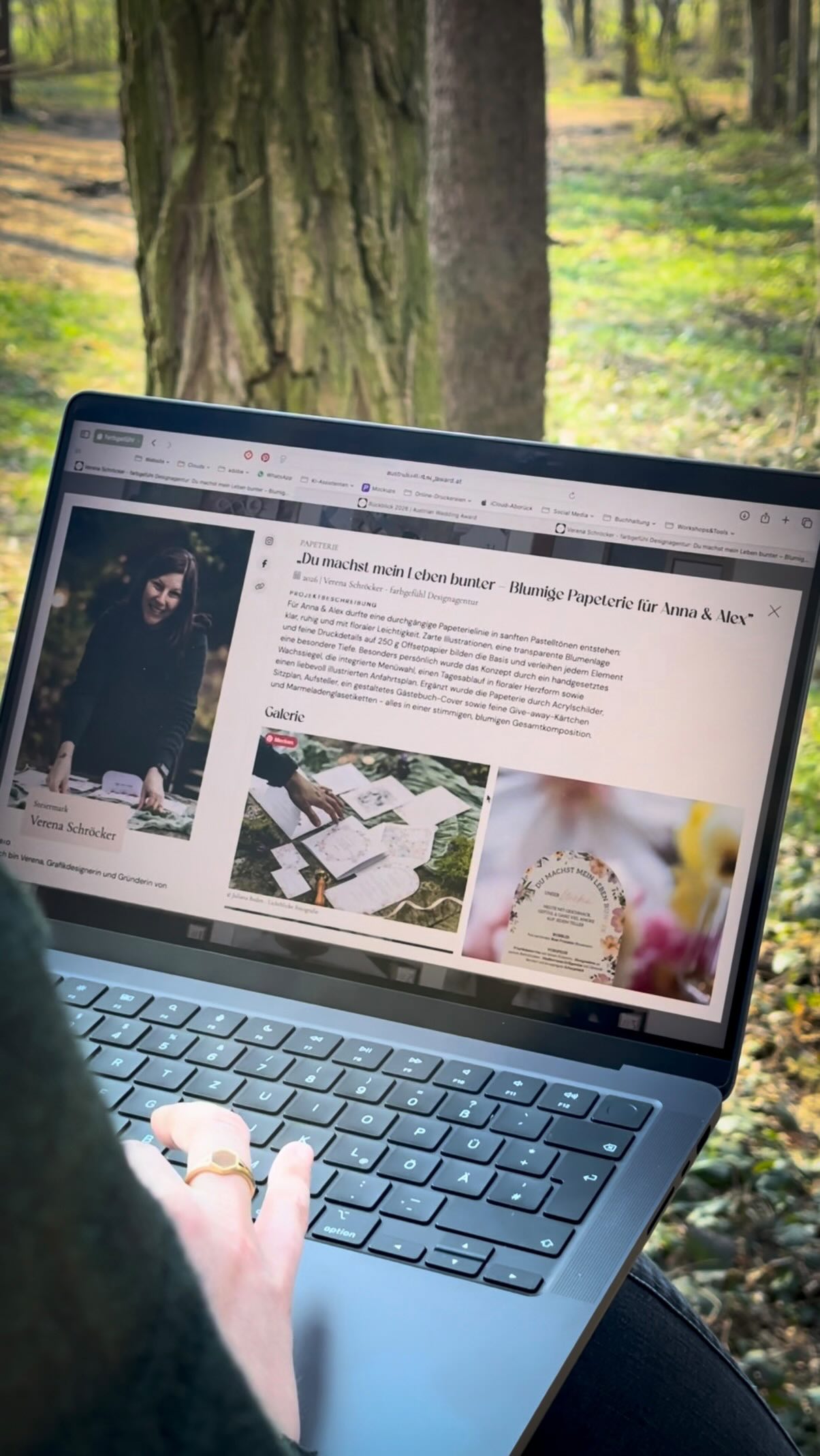 Herzklopfen… 💗
Der Atem stockte.
Meine Hände haben leicht zu zittern begonnen, als ich die offizielle Mail vom @austrianweddingaward geöffnet habe…

Und plötzlich wurde es ganz still in mir.

Es war das erste Mal, dass ich beim Austrian Wedding Award 2026 eingereicht habe…
… und dann stand da: »Top 7« in der Kategorie Papeterie.

Es hat nicht für die Top 3 gereicht, aber ganz ehrlich: Gleich beim 1. Mal »Platz 6« bei den Oscars der Hochzeitsbranche in Österreich? 🥹

Ich glaube, ich durfte mir in diesem Moment selber zeigen, was möglich ist, wenn man mit ganz viel Liebe zum Detail gestaltet… Und diesem sensiblen Gespür.

Diese Hochzeitspapeterie für Anna & Alex war genau das: ein Papeterie Design, das sich nicht nur schön anfühlt, sondern echt. Ich fühle mich in Menschen hinein. In ihre Geschichten... In das, was sie wirklich zeigen wollen. Und daraus entsteht etwas, in das sie sich am Ende verlieben dürfen. 🤍

Übrigens: Ein Jahr lang findet ihr mich jetzt auf der Website der Austrian Wedding Awards 🤍

Fotos: @liebe.lichtblicke 
Video: @nerdy_content_pls 

#hochzeitspapeterie #austrianweddingaward #farbgefühl

Hochzeitspapeterie
Papeterie Design
Hochzeitsdesign
Austrian Wedding Award 2026
Wedding Stationery