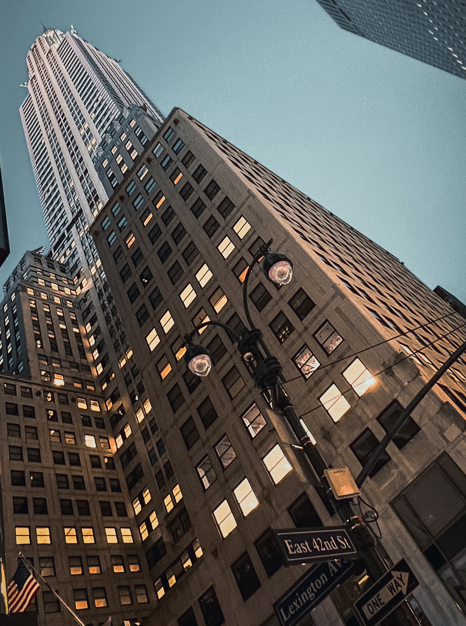 Chrysler Building bei Dämmerung, East 42nd Street und Lexington Avenue, New York