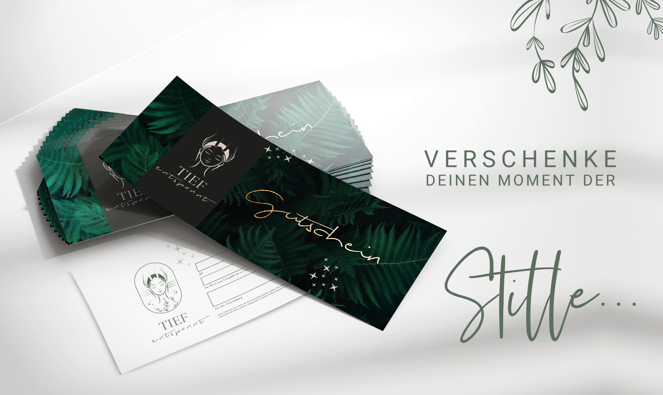 Hochwertige Gutscheinkarten für ‚Tief entspannt‘ mit naturverbundenem Design – dunkelgrünes Farnmotiv, elegantes Goldlettering und harmonische Typografie für eine entspannende Ästhetik.