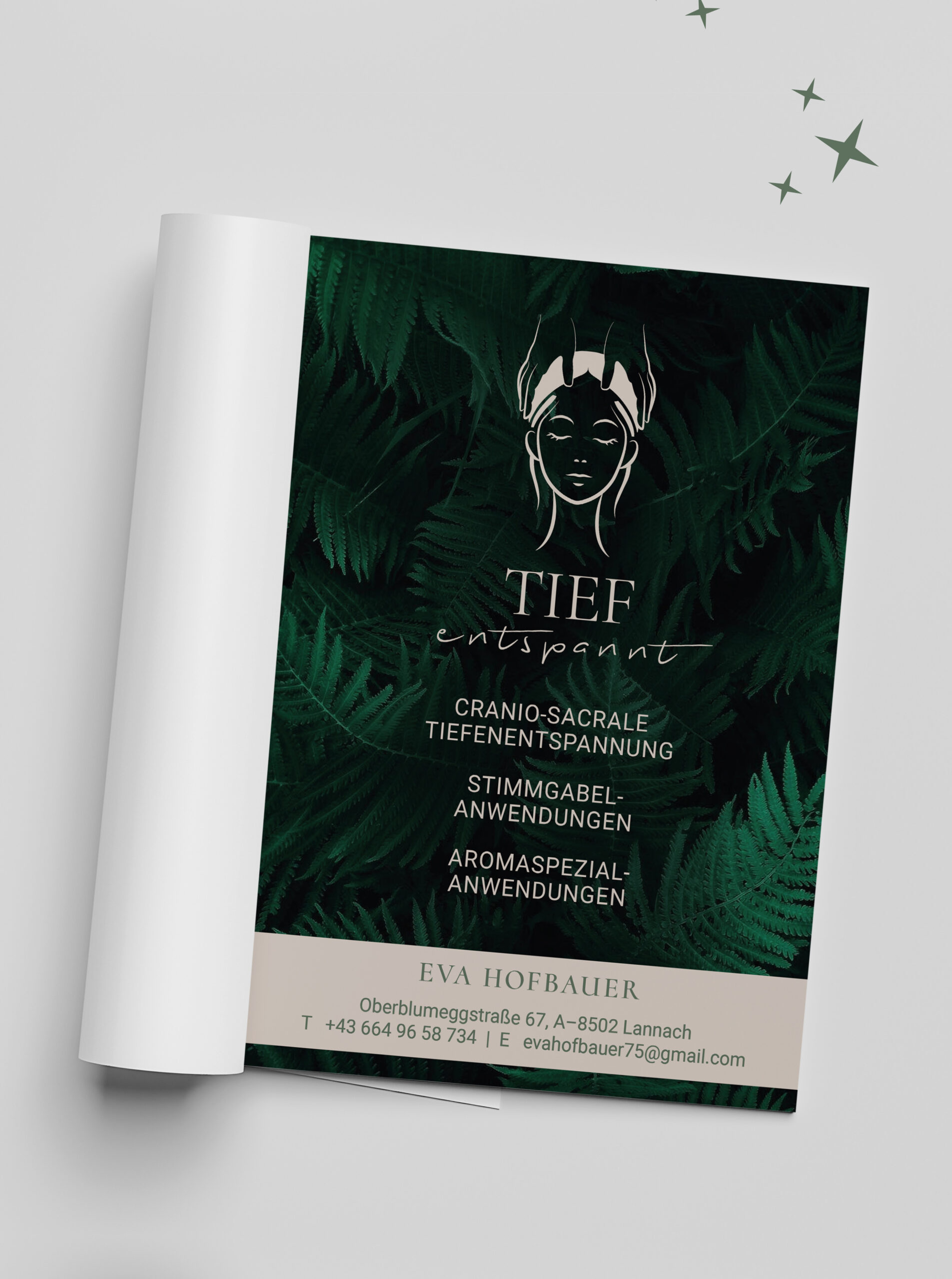 Inserat für ‚Tief entspannt‘ in einer Maturazeitung – stilvolles Design mit dunklem Farnhintergrund, elegantem Logo und klarer Typografie für Entspannungs- und Heilbehandlungen.
