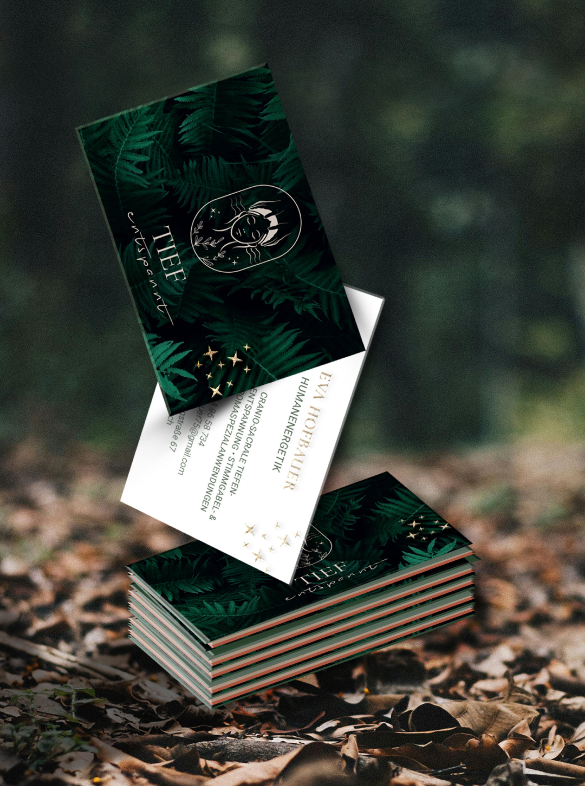 Edle Visitenkarten für ‚Tief entspannt‘ – ein naturverbundenes Design mit tiefgrünem Farnhintergrund, feiner Goldveredelung und harmonischer Typografie für eine entspannte Ästhetik.
