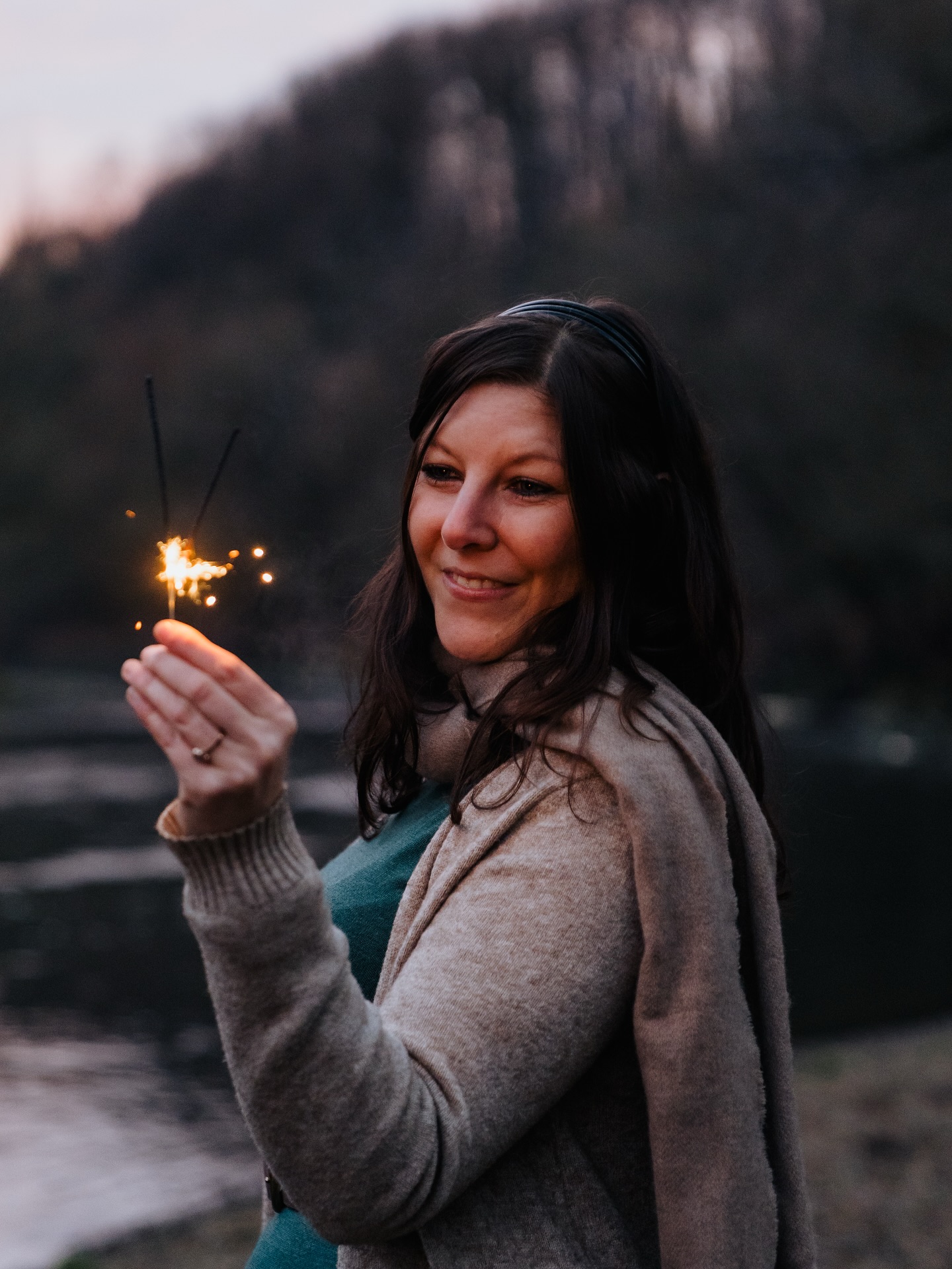 Dieses Jahr war vieles zugleich: Leise und laut, klar und chaotisch, durchdacht und manchmal einfach intuitiv. 

Ich habe gestaltet, hinterfragt, losgelassen, Lösungen gesucht und neu gedacht. Es gab große Konzepte, feine Details und auch diese ganz besonderen Momente: 
✨ Kunden-Meetings mit (glutenfreier) Pizza (extra für mich 🥹), 
✨ Notizbüchern voller Ideen und dann noch 
✨ dieses Gefühl, dass gerade richtig viel entstehen darf. 

Zwei TFB-Shootings bei denen ich mit meiner Papeterie strahlen durfte. Eine bombastische Hochzeit mit ganz viel Herz und einem sehr emotionalen Auftakt in den größten Tag des Brautpaares. Brandings, mit denen ich meine Kund•innen dabei unterstützen durfte, Großes zu erreichen! 

Apropos groß: Mehrmals in diesem Jahr hingen 24-Bogen- und sogar 48-Bogen-Plakate am Leibnitzer »Time Square« und durften dort um die Wette strahlen. Und ein paar davon kommen erst noch. 😊 

Danke für all die Projekte, deren Samen ich heuer säen durfte und die mit mir, oder besser gesagt DURCH MICH wachsen konnten. 🌱 
Für Vertrauen, Offenheit und für Menschen, die den Mut hatten, gemeinsam Neues zu kreieren. Und ganz besonders für jene, die mich »gesehen« und »gespürt« haben. Die an mich geglaubt und den Wert meiner Arbeit wirklich erkannt haben.

In Babysteps darf Neues entstehen... Neue Ideen liegen schon bereit. Neue Gedanken übrigens auch: Manches ist noch leise, und genau so darf es bleiben.

Kein großes Feuerwerk, sondern einfach nur ein Lächeln. Und die Freude auf das, was als Nächstes Form annimmt. ✨ 

Photography: ©️ @liebe.lichtblicke - Danke liebe Juli, für dein Gespür für leise Momente, für dein Lachen zwischendurch und dafür, dass du immer genau den Augenblick einfängst, bevor er vorbei ist. Fotos mit dir fühlen sich nie gestellt an, sondern einfach nur »echt«! ✨🤍✨

#jahresrückblick #jahresende #leiserjahreswechsel #innehalten #übergang #dankbarkeit #farbgefühl #designmitherz #brandingdesign #kreativarbeiten 
#leiseistauchstark #babysteps