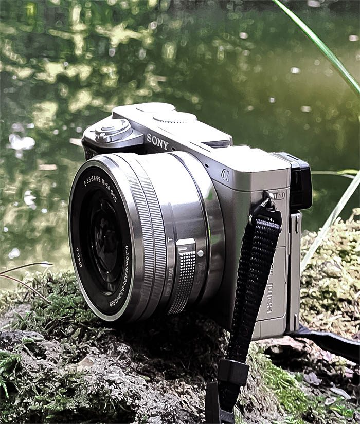 Sony Kamera auf einem moosbedeckten Stein am Teich