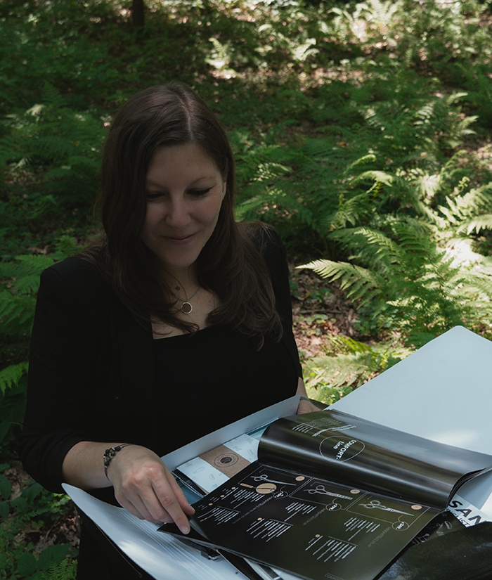 Person liest Magazin im Wald